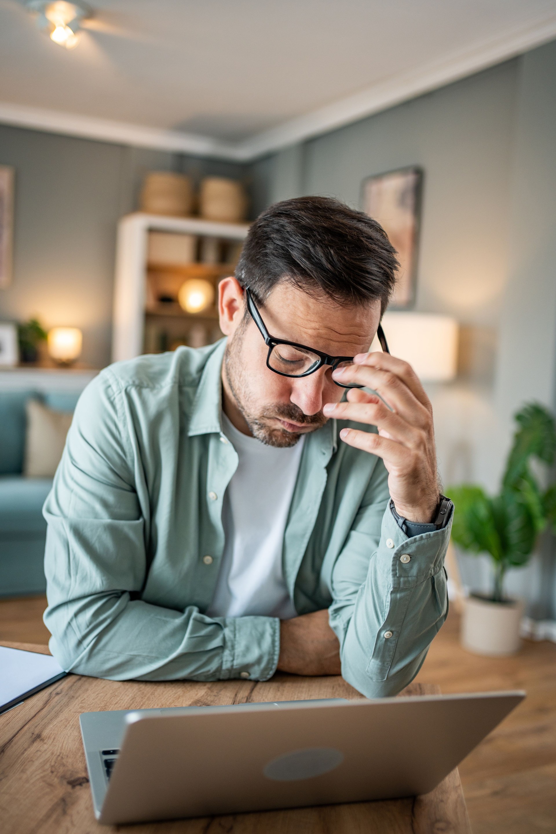 A man tired of work, work online at home